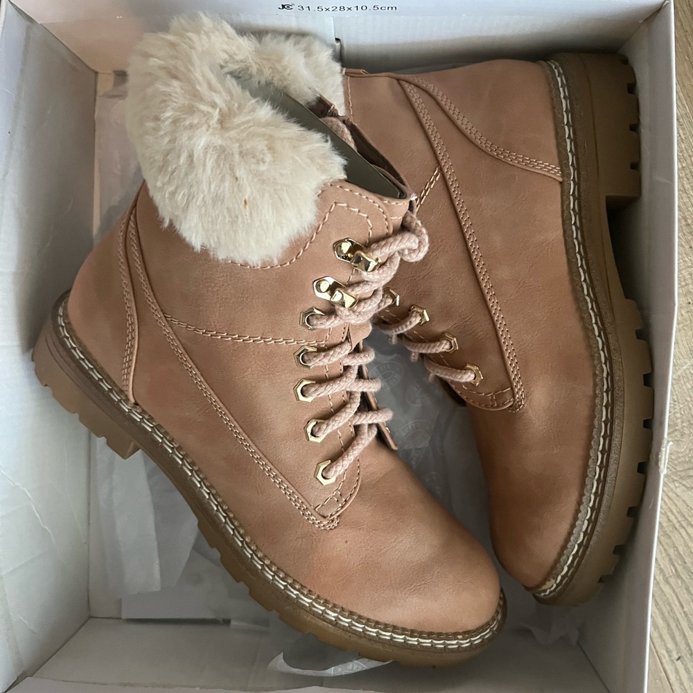 NEVER WORN Steve Madden Alaska boots
